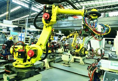 1月31日,江苏省太仓市,双凤镇一家汽车零部件制造企业,生产技术人员正在加工汽车车架零部件产品